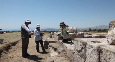 AHLAT’TAKİ İÇ KALE KAZILARINDA 5 BİN YIL ÖNCESİNE AİT YERLEŞİM TABAKALARI BULUNDU