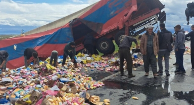 Kaygan yolda tır devrildi: Dorsedeki sabunlar yola saçıldı