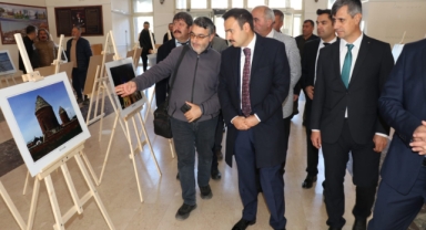 Ahlat’ta ‘Her Yönüyle Ahlat’ fotoğraf sergisi açıldı 