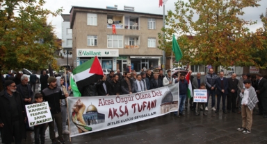 AHLAT’TA İSRAİL’İN SALDIRILARI PROTESTO EDİLDİ