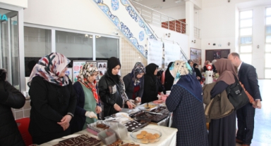 AHLAT’A ENGELLİ BİREYLER VE AİLELERİ GAZZE YARARINA KERMES DÜZENLEDİ