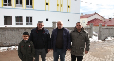 Ahlat’ta mahalleli başıboş sokak hayvanlar için çözüm bekliyor 