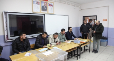 Ahlat’ta oy kullanma işlemi başladı