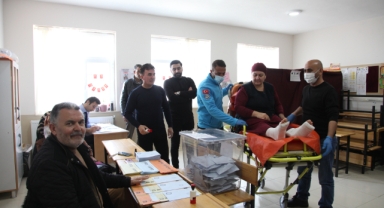 Ahlat'ta yatağa bağımlı hastalar oy kullanmaya sedyeyle götürülüyor