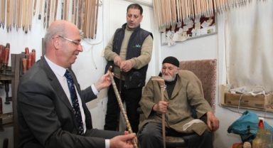 BİTLİS DEFTERDARI ÖZTÜRK’TEN AHLATLI BASTON USTALARINA ZİYARET
