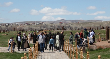 AHLAT SELÇUKLU MEZARLIĞINI 3 GÜNDE 3 BİN KİŞİ ZİYARET ETTİ 