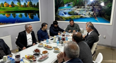 AK PARTİ AHLAT İL GENEL MECLİSİ ÜYESİ AKGÜN, KÖY MUHTARLARIYLA İFTARDA BULUŞTU