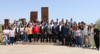 Akademisyen ve üniversite öğrencileri Ahlat’ın tarihi mekanlarını gezdi