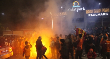 Ahlat'ta Galatasaraylı taraftarlar şampiyonluğu kutluyor