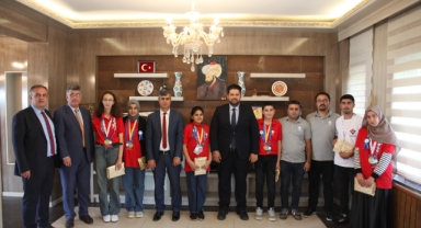 Başkan Gülmez, Tübitak'ta derece alan öğrencileri makamında ağırladı 