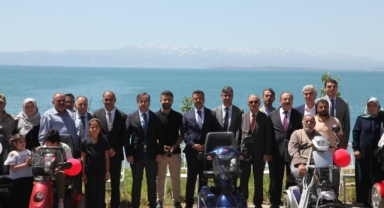 Ahlat'ta 15 engelliye akülü araç teslimi yapıldı 