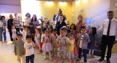 Minik öğrenciler yılın son dersini Ahlat Müzesinde yaptı