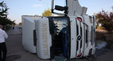 Ahlat’ta lastiği patlayan tır devrildi: 1 yaralı