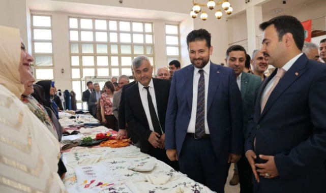 Ahlat'ta el emeği ürünler sergilendi