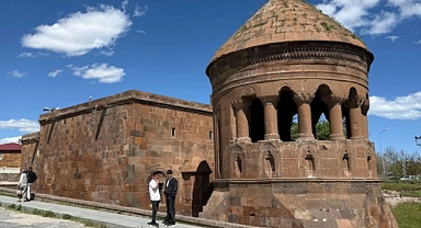 Emir Bayındır Kümbeti ziyaretçilerini ağırlıyor