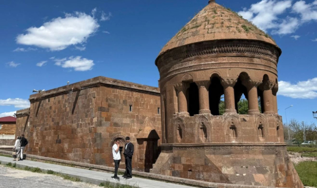 Emir Bayındır Kümbeti ziyaretçilerini ağırlıyor