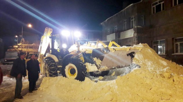 AHLAT BELEDİYESİNDEN KARLA MÜCADELE ÇALIŞMASI