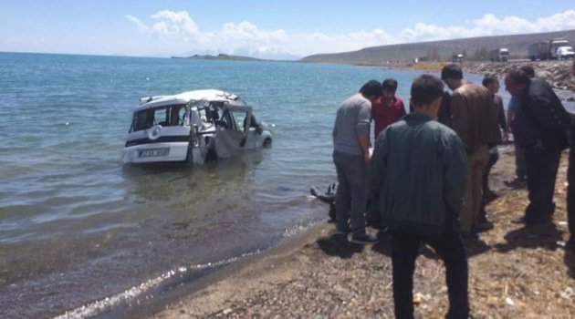 AHLAT’TA TRAFİK KAZASI: 1 ÖLÜ 3 YARALI