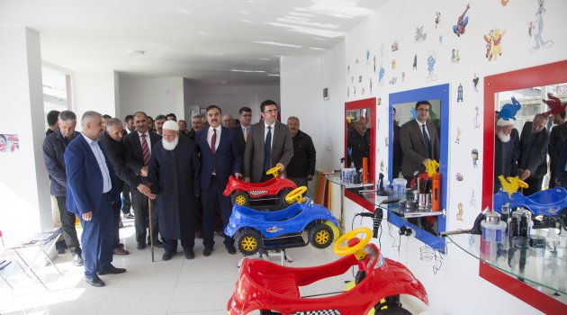 AHLAT'TA "3 ADAM ÇOCUK VE ERKEK BERBER SALONU" AÇILDI