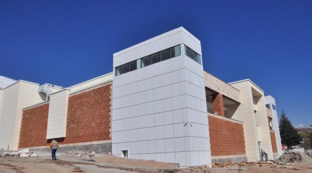AHLAT'TA AVM YAPIMI DEVAM EDİYOR