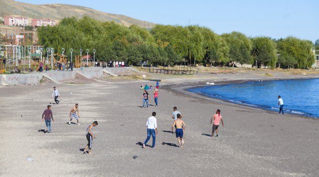 AHLAT'TA SICAK HAVAYI FIRSAT BİLENLER SAHİLE KOŞTU
