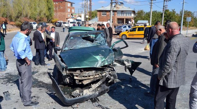 AHLAT'TA TRAFİK KAZASI: 6 YARALI
