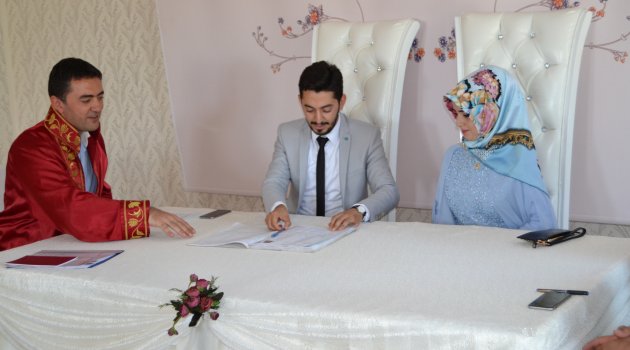 Kayyum ilk kez nikah kıydı