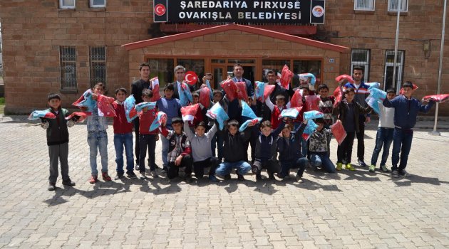 OVAKIŞLA BELEDİYESİ ÖĞRENCİLERE EŞOFMAN VE FORMA DAĞITTI