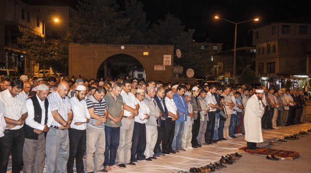 YATSI NAMAZI ŞEHİR MERKEZİNDE KILINDI