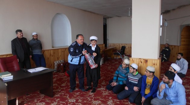 YURT ÖĞRENCİLERİ YANGIN KONUSUNDA BİLGİLENDİRİLDİ