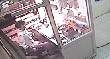 Ahlat'ta tamir esnasında patlayan telefon bataryası korkuttu