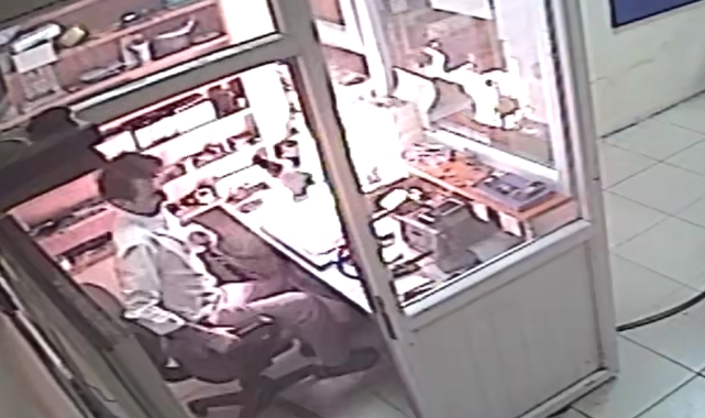 Ahlat'ta tamir esnasında patlayan telefon bataryası korkuttu